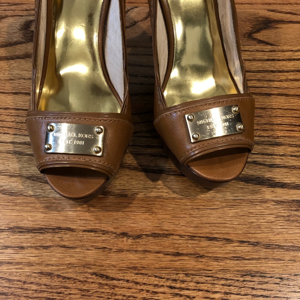 Michael Kors tan leather peep toe gold plate heels - Picture 4 of 5
